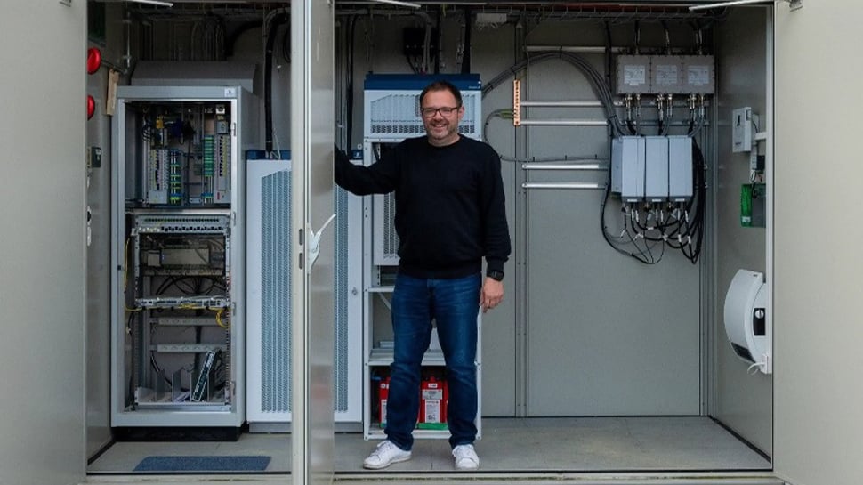 Man  staying in front of cables and machines Infravista