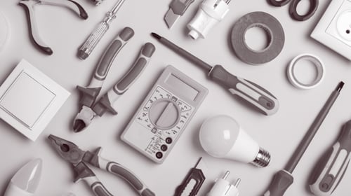 Image with a flatlay of different tools, blogpost about tools for corporate innovation